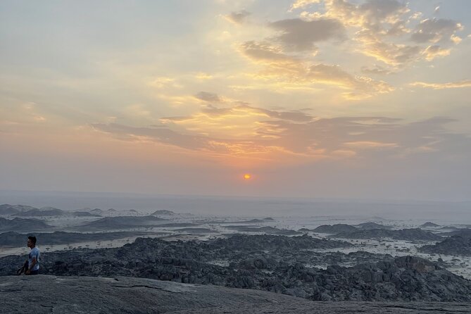 4 Hours Charming Moon Valley Hike Experience in Jeddah - Climb to the top: what you do for 30 minutes, and what you gain
