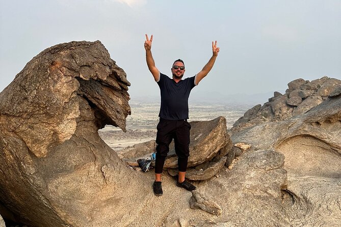 4 Hours Charming Moon Valley Hike Experience in Jeddah - Air-conditioned vehicle and group size: comfort on the drive, control on the trail