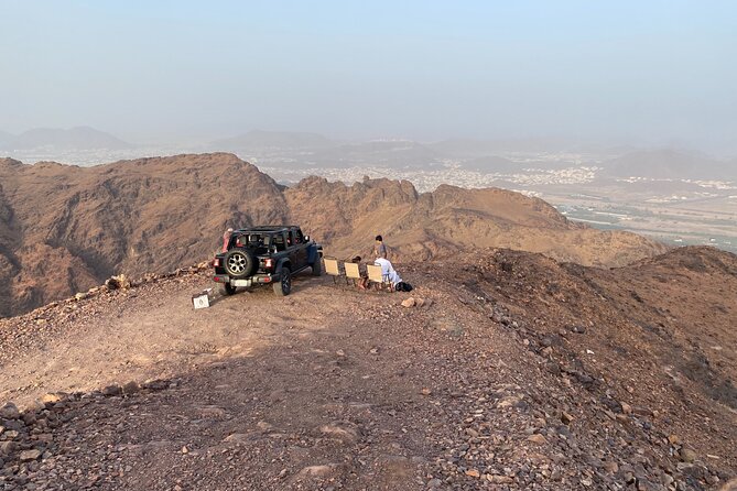 4WD Adventure in Uhud Mountain - Summit Time at Uhud Mountain: Views, Tea, and the Guide’s Stories