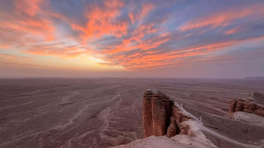 Edge of The World Riyadh,Camel Ride ,Bat Cave Visit & Dinner - Entering the Desert World: What Makes Edge of The World Special