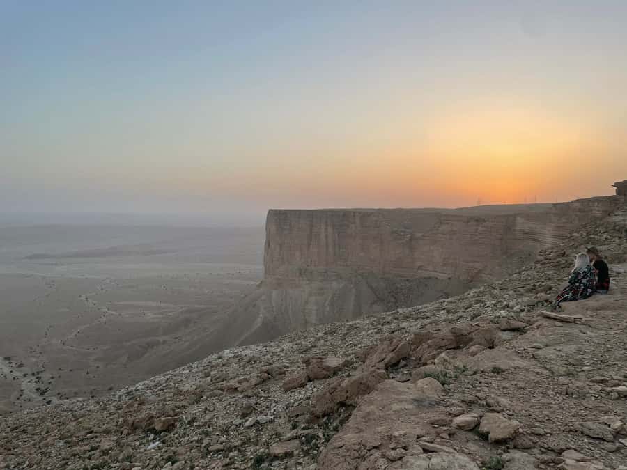 Edge of the World Top VIP Treatment with Lunch & Luxury SUV - Luxury SUV, clear timing, and a traditional Najd lunch break