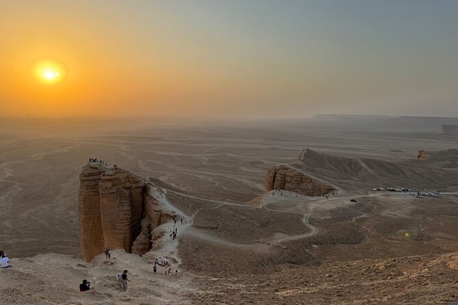 Explore Edge of The World in a Private Trip with Saudi Dinner - Edge of The World near Riyadh: what you are really seeing