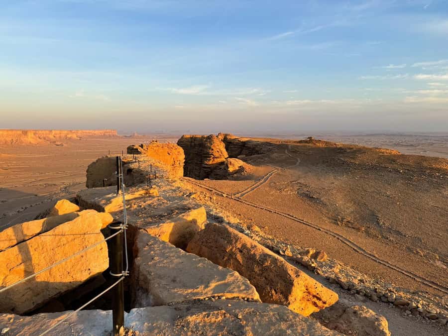 From Riyadh: Edge of the World and Darb Al-Manjoor Adventure - Edge of the World and Darb Al-Manjoor: a tight 3-hour adventure with big scenery