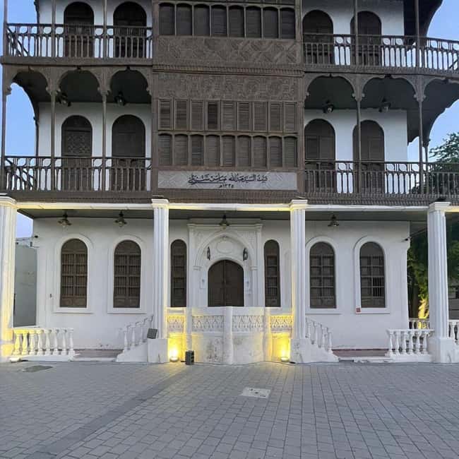 Jeddah: Guided Tour of the Old City Al-balad - Jeddah Corniche, the Red Sea walk, and King Fahd Fountain timing