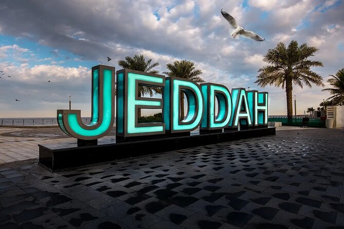 Jeddah Heritage Tour Unveiling History and Culture - Souq strategy: gold, dress shops, and the human side of heritage