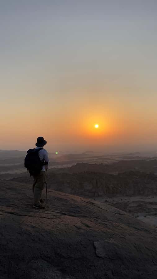 Jeddah: Moon Mountain Guided Hiking Tour with Snacks - Key highlights that make this hike feel worth it