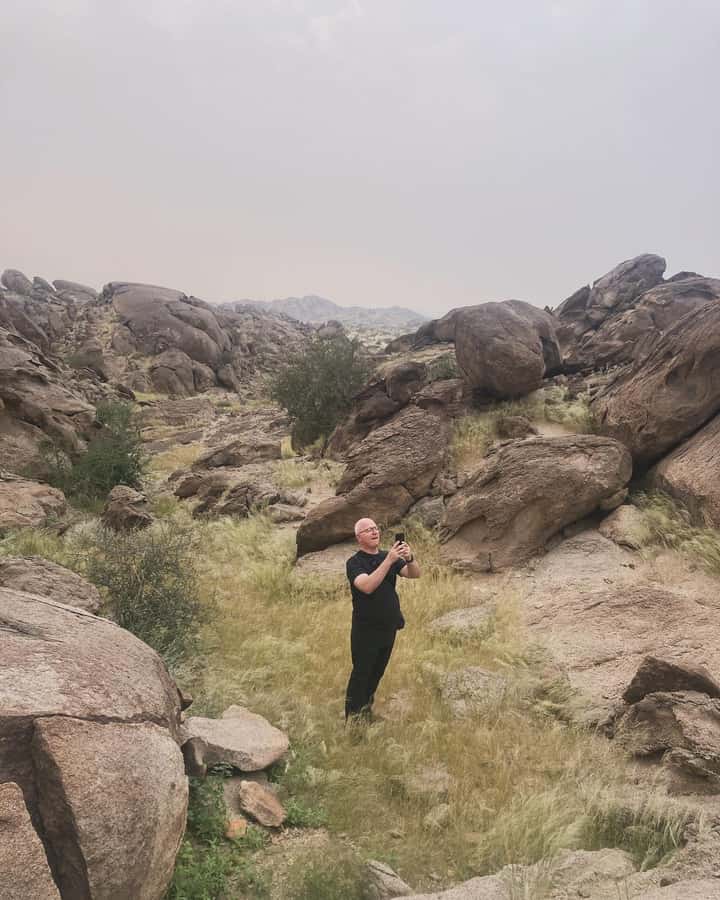 Jeddah: Moon Mountain Guided Hiking Tour with Snacks - The guides and culture talk: friendly, practical, and not preachy