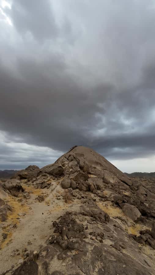 Jeddah: Moon Mountain Guided Hiking Tour with Snacks - What to bring, and how to make 4 hours feel comfortable