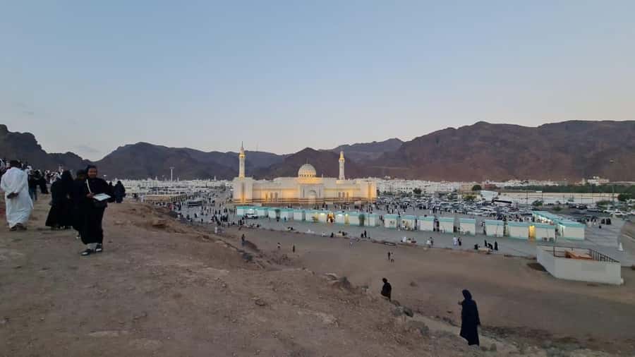 Madina: Guided Tour of the City's Historical Sights - Masjid Imam Bukhari: Start With a Mosque Visit That Sets the Tone
