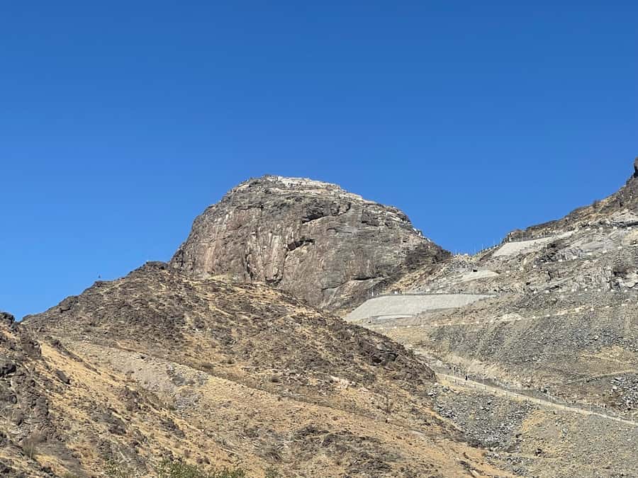 Makkah: Jabal Al-Nour, Cave Hira, and Mount Arafat Tour - Cave Thawr at Jabal Thawr: refuge that changes the way you read the city
