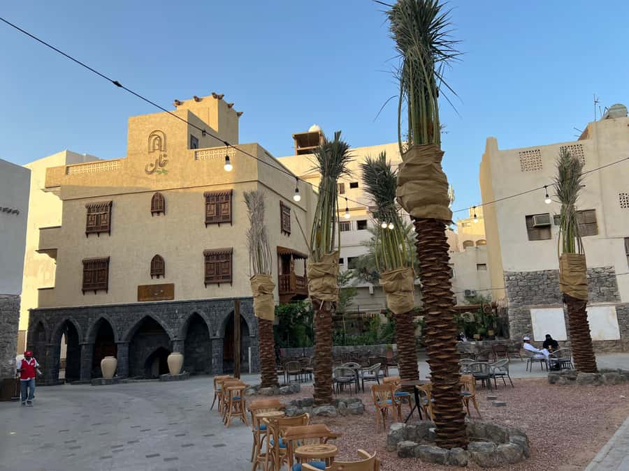 Prophet’s Mosque Walking Tour with Historic Hejaz Railway - Saqīfat Banī Sā‘idah, prayer courtyards, and the “why” behind the sides