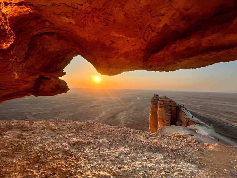 Riyadh: Edge Of The World and Bats Cave Tour by 4x4 - Edge of the World and Bats Cave, what makes this day trip special