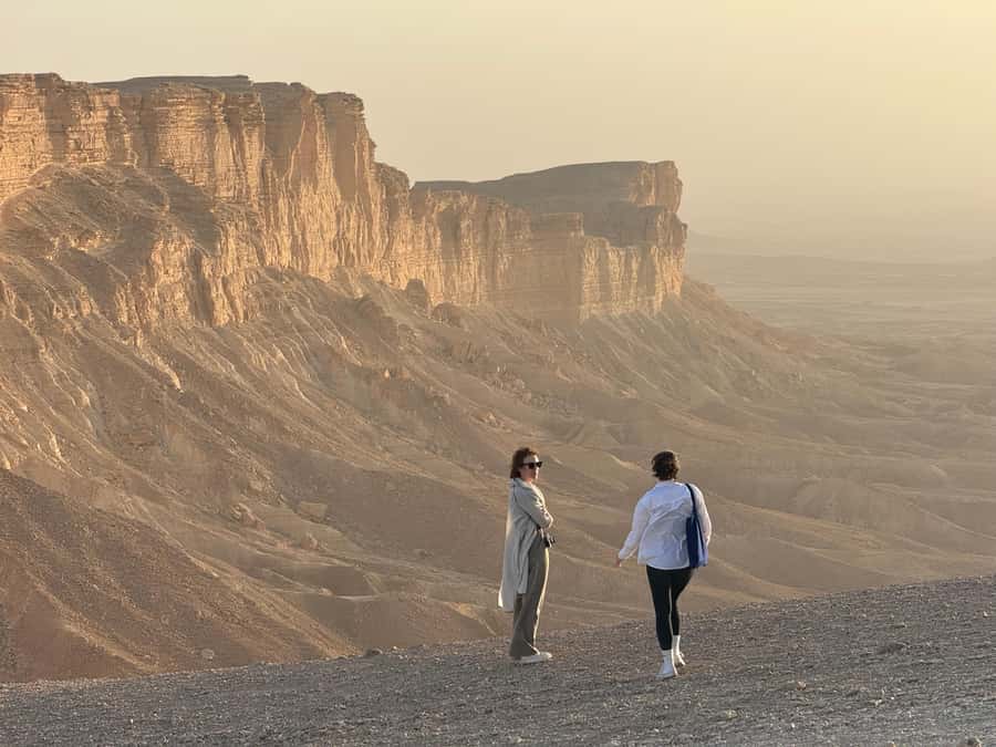 Riyadh: Edge Of The World, camels &Stargazing with 4x4 - The guided hike at the 1,131-meter Edge of the World cliff
