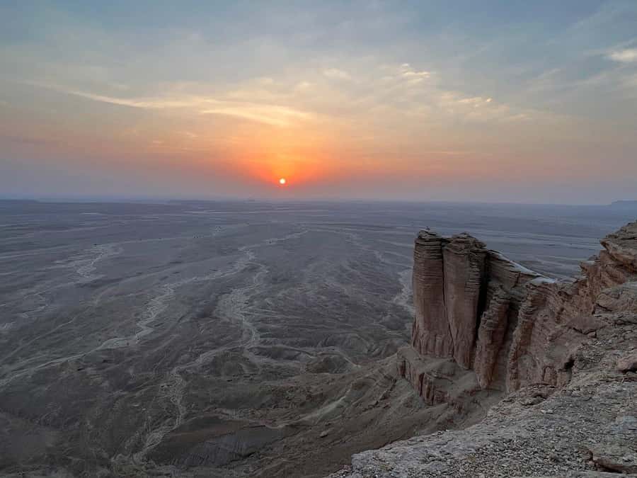 Riyadh: Edge of the World Private Guided Tour with dinner - Edge of the World: The Mountain-Top Walk and the Best Photo Angles