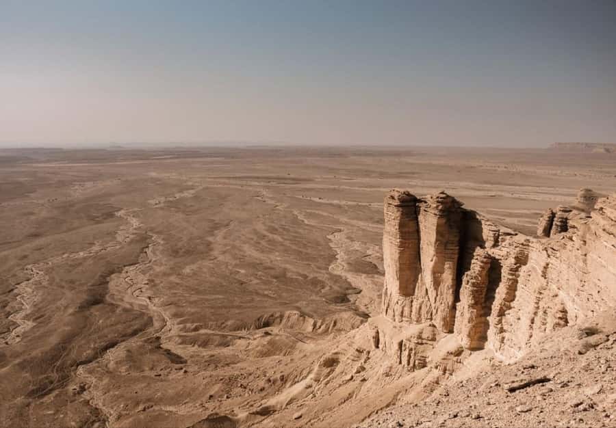 Riyadh: Private Edge of the World & Camel Trail with Lunch - Entering the Edge of the World viewpoint: cliffs, horizon, and that 1,000-foot drop