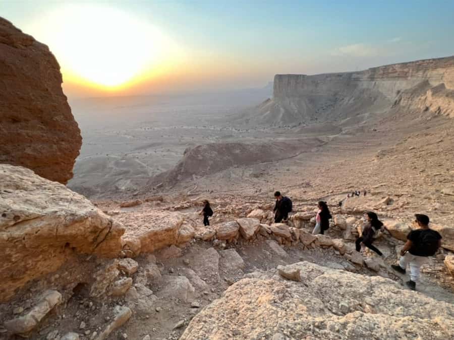 Riyadh: Trip to Edge of the World - Darb Al-Manjoor Trail: Cliff-Edge Views, Desert Ruins, and the Return Up